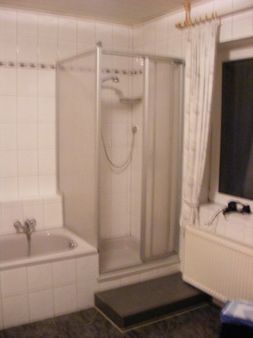 04 Badezimmer 1